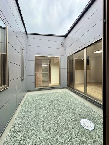 浜松市中央区小沢渡町の中古一戸建の庭|お家の中心にはウッドデッキがあります。
プライベートな空間でご家族と団らんなひと時をお過ごしください♪