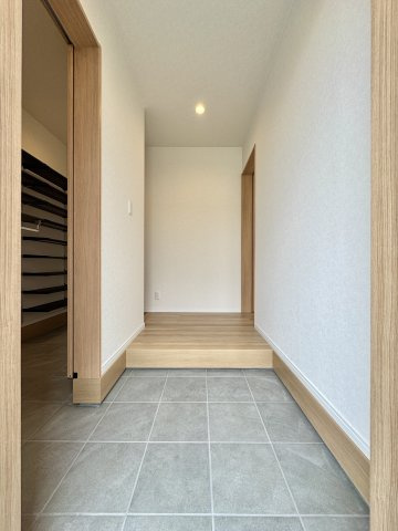 浜松市中央区小沢渡町の中古一戸建の玄関|開放感のある玄関は木のぬくもりを感じられる空間です！ご家族やお客様をホッとした気持ちにさせてくれそうですね！
