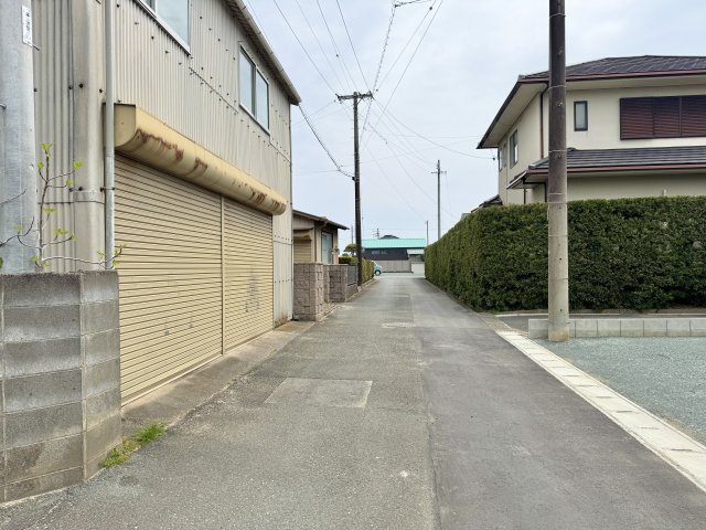 浜松市中央区小沢渡町の中古一戸建の前面道路含む現地写真|前面道路を西側から東向きに撮影しました。
