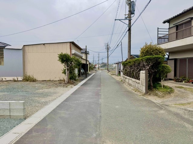 浜松市中央区小沢渡町の中古一戸建の前面道路含む現地写真|前面道路を東側から西向きに撮影しました。