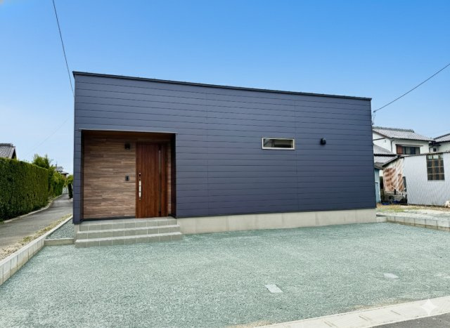 浜松市中央区小沢渡町の中古一戸建の外観|シンプル＆スタイリッシュな外観です！
人気の平屋住宅の登場です♪