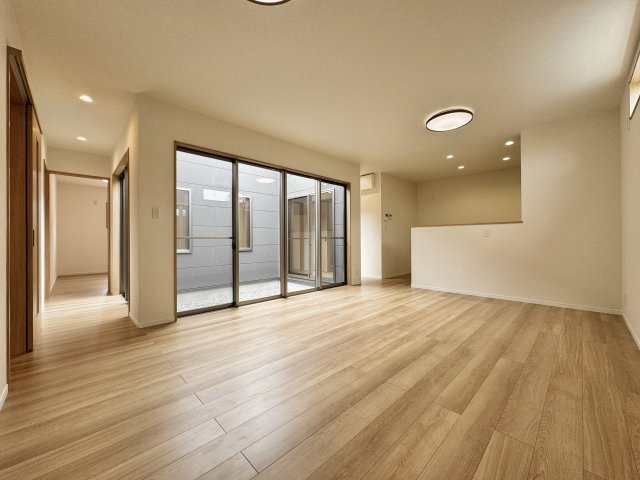 浜松市中央区小沢渡町の中古一戸建の居間・リビング|ナチュラルな印象のリビングは明るい空間！
