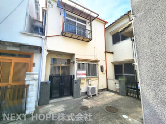 【外観】 | 昭和５０年６月建築！3戸1の真ん中です！お好きなリフォームを楽しんでみませんか？ぜひ一度現地をご覧ください！！