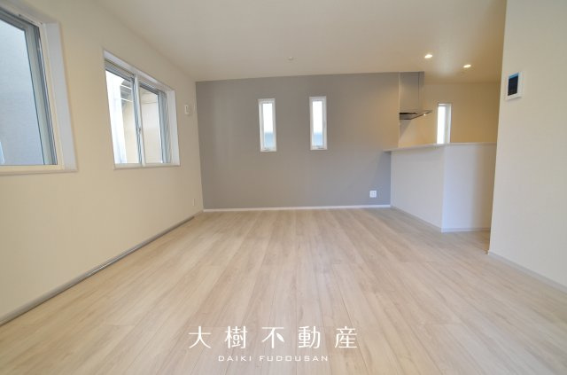 【居間・リビング】 | 座間市南栗原3丁目　新築戸建て　全2棟【仲介手数料無料】 | □■当社なら諸費用を最大限削減できます■□