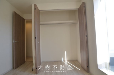 【洋室】 | 座間市南栗原3丁目　新築戸建て　全2棟【仲介手数料無料】 | 2階　洋室2（5.25帖）クローゼット