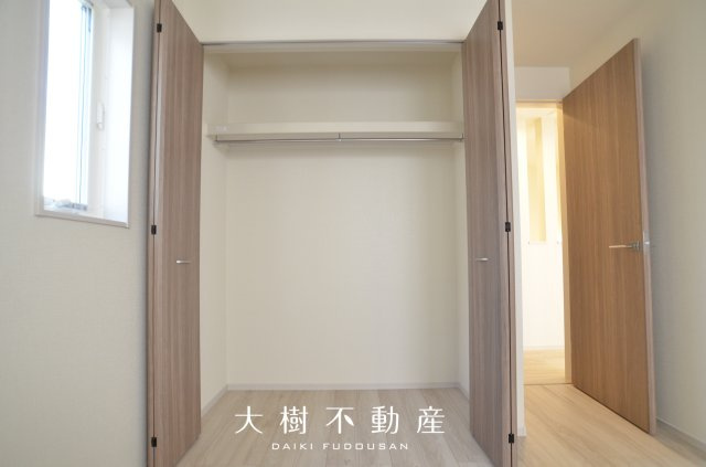 【洋室】 | 座間市南栗原3丁目　新築戸建て　全2棟【仲介手数料無料】 | 2階　洋室3（5.25帖）クローゼット