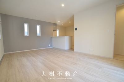 【居間・リビング】 | 座間市南栗原3丁目　新築戸建て　全2棟【仲介手数料無料】 | 宅地建物取引士による不動産のご説明・現地のご案内、住宅金融普及協会住宅ローンアドバイザーが住宅ローンのアドバイスから融資実行までのお手伝いをしっかりサポートします♪