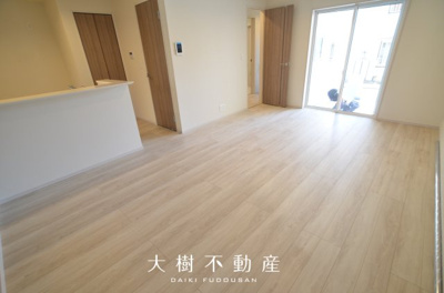【居間・リビング】 | 座間市南栗原3丁目　新築戸建て　全2棟【仲介手数料無料】