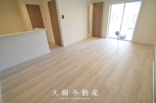 【居間・リビング】 | 座間市南栗原3丁目　新築戸建て　全2棟【仲介手数料無料】
