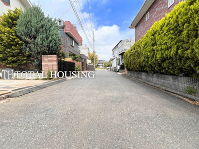 【前面道路含む現地写真】 | 狛江市和泉本町1丁目　新築戸建　全1棟