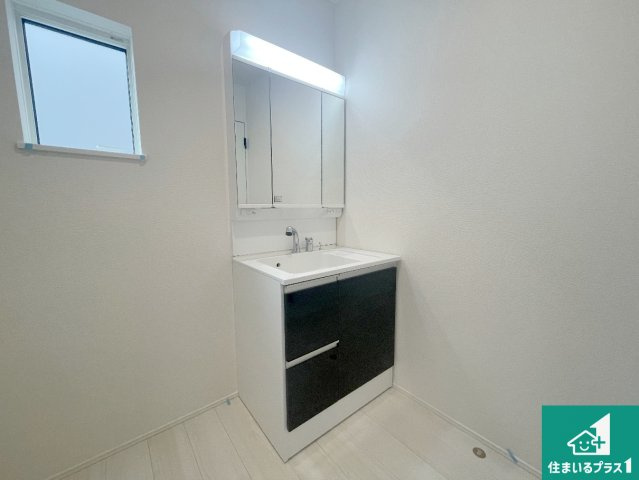 京都市伏見区醍醐京道町　第24-1期　新築一戸建ての独立洗面台|清潔感のある洗面台です。フラットな鏡は掃除がしやすく毎日清潔！鏡裏には収納があるのでスッキリとした洗面台が保てます。