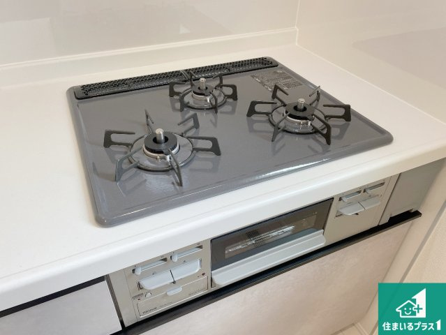 京都市伏見区醍醐京道町　第24-1期　新築一戸建ての設備|ダブル高火力Ｓｉセンサー付きコンロ！３口あるので、まとめて料理をする時も大活躍！