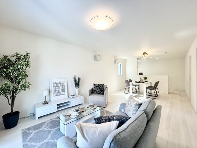 京都市伏見区醍醐京道町　第24-1期　新築一戸建ての洋室|シンプルなリビングは、観葉植物等のインテリアを楽しめますね！パパ好みにも、ママ好みにも家具次第で雰囲気を変えることができます！