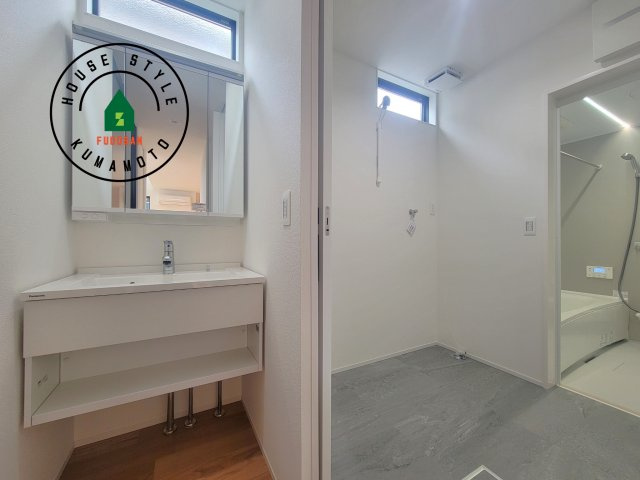 熊本市北区清水新地1丁目第1-1棟（1号棟）　の脱衣所|ゆとりの洗面スペースで朝の身支度もスムーズに。暮らしを快適に変えるシャワー付洗面台です！