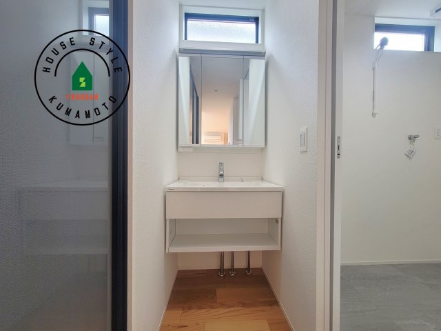 熊本市北区清水新地1丁目第1-1棟（1号棟）　の独立洗面台|毎日使うものだから清潔な空間を保ちたい水回り。洗面にはそんな願いを解消させてくれる収納アイデアが満載です。三面鏡の裏側にはキャビネットが現れ小物から背の高い物まで収納できます。