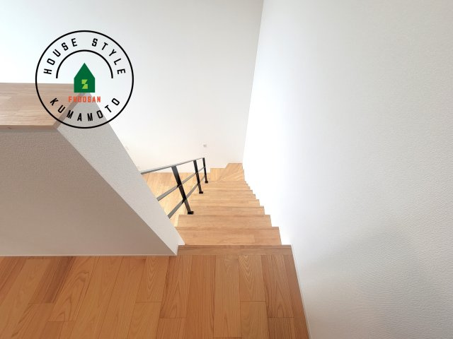 熊本市北区清水新地1丁目第1-1棟（1号棟）　の内装|＜手すり付階段＞手すりがないと階段の昇り降りで危険なことはもちろん、壁に手をつきながら歩くことで壁紙が汚れやすくなります。すべての方に快適に昇り降りしていただくため、手すりを設置しました。