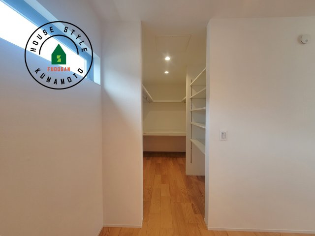 熊本市北区清水新地1丁目第1-1棟（1号棟）　の収納|洋服や大きな荷物が多い方や人数の多いご家族などは、一般的なクローゼットよりもウォークインクローゼットのほうが使い勝手が良いです。