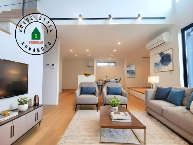 熊本市北区清水新地1丁目第1-1棟（1号棟）　の居間・リビング|明るく開放的なリビングダイニングは豊かな陽光が注ぎ込み、やすらぎの空間を演出してくれます。ご家族で楽しいひとときをお過ごし下さい。※家具はCGを合成したものです。