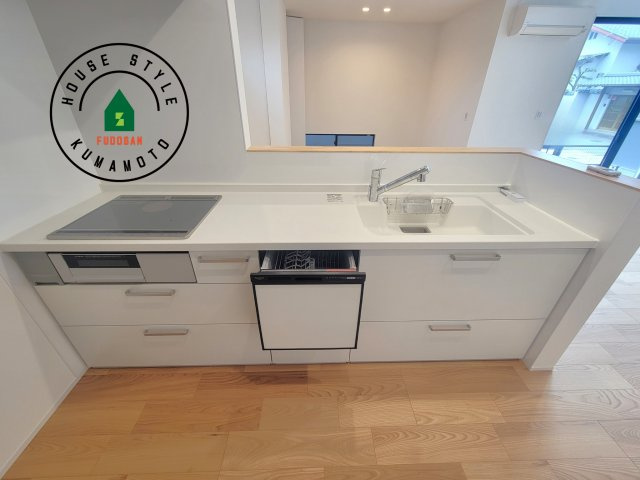 熊本市北区清水新地1丁目第1-1棟（1号棟）　のキッチン|ご家族を近くに感じられる対面キッチンのLDK。会話もはずみそうですね。