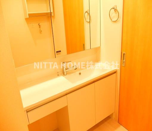 ヴェルデール・ヴィラの洗面所|シャワー付きの洗面台朝の準備も楽々です♪