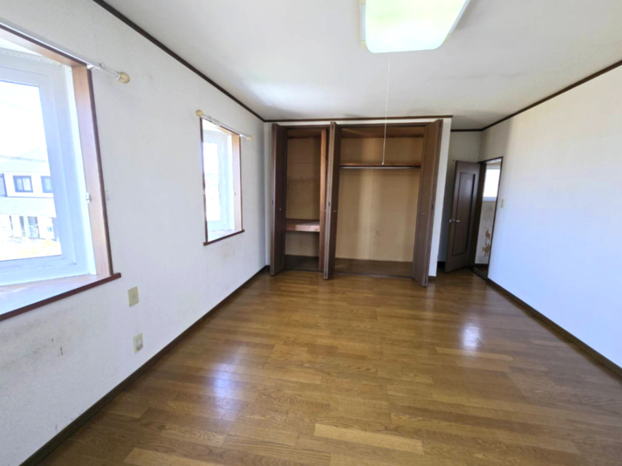 八戸市湊高台5丁目　中古住宅の洋室