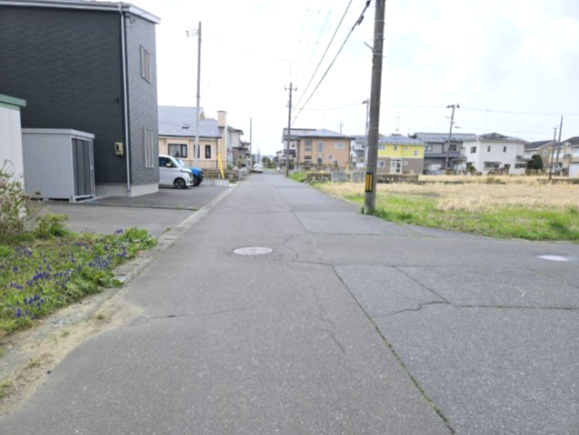 価格変更しました！八戸市湊高台5丁目　中古住宅の前面道路含む現地写真