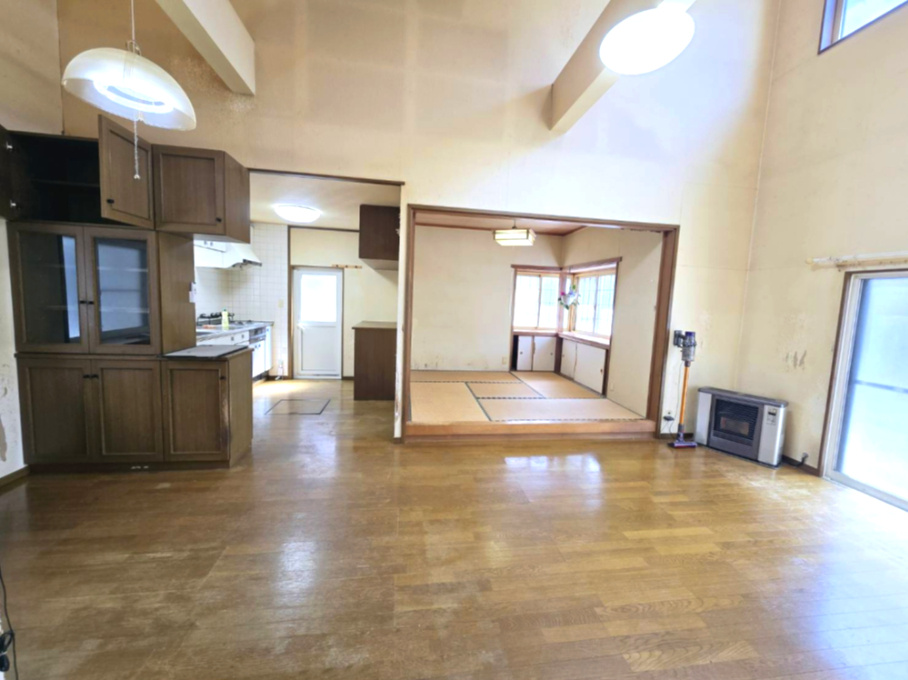 価格変更しました！八戸市湊高台5丁目　中古住宅の居間・リビング