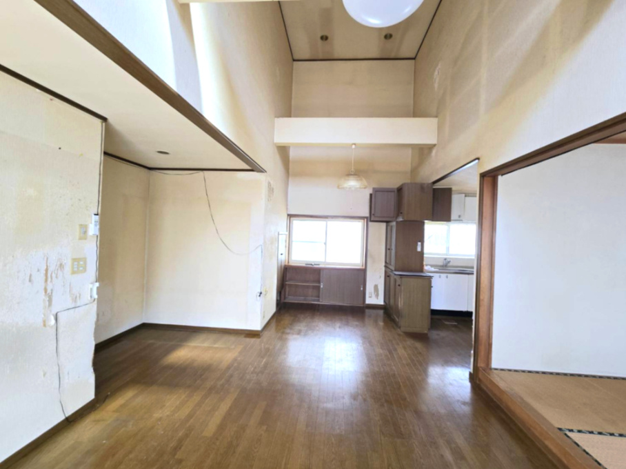 価格変更しました！八戸市湊高台5丁目　中古住宅の居間・リビング