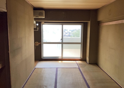 【洋室】 | 東建座間ハイツ４号棟西館 | 洋室のメリットは重い家具が置きやすく、身の回りが整理しやすいことです。 床がフローリングのため畳とは異なり凹みにくいです。 クローゼットなど収納が豊富で、普段使わない旅行カバンや服の整頓も簡単にです。