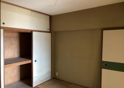 【寝室】 | 東建座間ハイツ４号棟西館 | 寝室でゆっくりと過ごすためにはベッド周りの適度な空間を担保することや窓の位置、照明の明るさ、寝室の広さなどを考える必要があります。自身や家族の構成とライフスタイルに併せて寝室にする部屋を選びましょう！