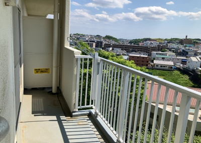 【バルコニー】 | 東建座間ハイツ４号棟西館 | バルコニーは、室外の専用スペースのうち、「屋根がなく開放された空間」であるものを指します。ベランダより広いタイプのものが多く、日当たりもよいため家庭菜園などを楽しみたい人にとって適した環境となります。