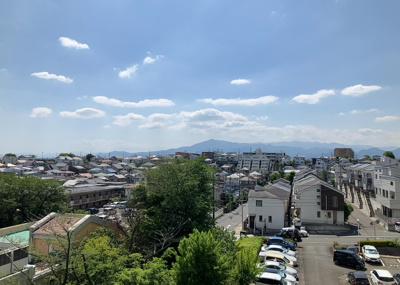 【展望】 | 東建座間ハイツ４号棟西館 | 眺望の良さを楽しめるダイニングキッチンで家族団らんの時間を過ごしてはいかがでしょうか。バルコニーから見える景色を家族で眺める時間は、時間が経つのを忘れてしまいそうですね。是非、現地を見に行きましょう！