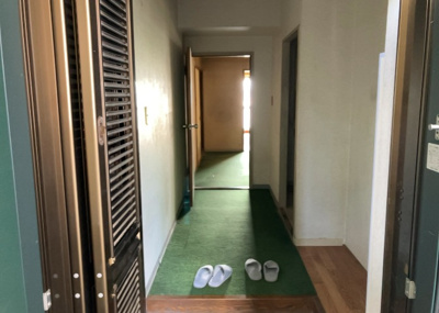 【玄関】 | 東建座間ハイツ４号棟西館 | 玄関は家の顔でもあり、家族以外の目にも止まる場所です。玄関は外との間を仕切る扉、靴などをしまっておく収納スペース、靴脱ぎのたたきスペース、来客とのやり取りをするドアホンなど複数のアイテムからなります。