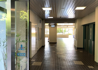 【エントランス】 | 東建座間ハイツ４号棟西館 | マンションのエントランスには、もともと風よけや防犯の役割がありますが、マンションによって宅配ボックスなどの設備が備わっている所もあります。日々の生活をイメージしながら生活しやすさをチェックしましょう。