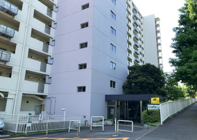 【現況写真】 | 東建座間ハイツ４号棟西館 | 外観はマンション管理がされているかの目安になります。築年数が古いと、壁面は劣化してひび割れが生じることも！建物が古びていても細かいところが修繕されていると、きちんと管理されているなぁと感じるでしょう。