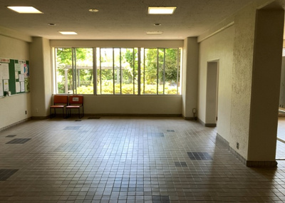 【受付】 | 東建座間ハイツ４号棟西館 | 受付はマンションコンシェルジュがいる場合もあれば、管理人が滞在する小部屋を総称して呼ぶことがあります。主にエントランスに設置されていることから、防犯面でも期待ができます。防犯設備がない場合はより安心！