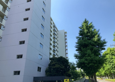 【構造・工法・仕様】 | 東建座間ハイツ４号棟西館 | ＲＣ造、Reinforced Concreteは直訳すると補強されたコンクリートです。主に柱や梁・床・壁が鉄筋とコンクリートで構成おり、鉄筋を組んだ型枠にコンクリートを流し込んで固めたものを指します。