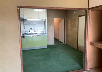 【居間・リビング】 | 東建座間ハイツ４号棟西館 | 直線タイプはLとDKを一直線に並べた形で対面キッチンのタイプです。一般的なのでよく見かけるかもしれません。直線タイプに似た直接アイランドタイプは、キッチンとダイニングの間に壁がない分広く感じられます。