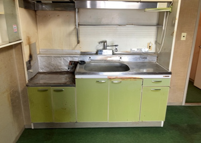 【キッチン】 | 東建座間ハイツ４号棟西館 | 標準的なシステムキッチンの横幅は、165cm～300cm程度です。2100・2400・2550・2700などミリ単位で表記されます。普段どのように料理をするのかを想定しながら合ったサイズを選びましょう