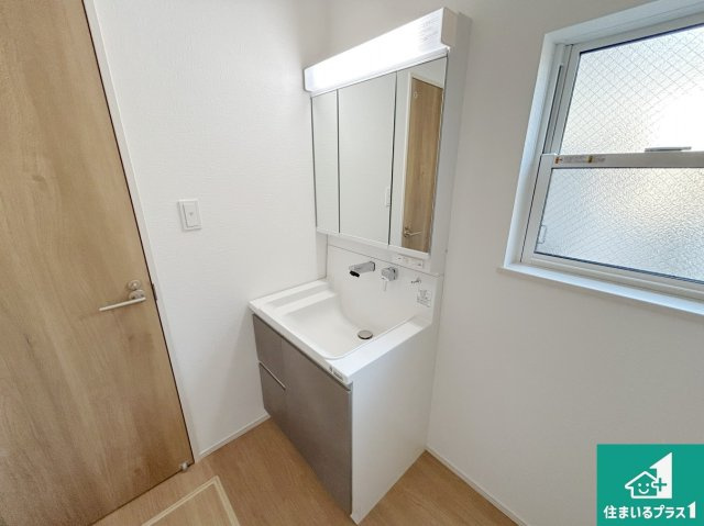 堺市北区長曽根町　第5期　新築一戸建ての独立洗面台|清潔感のある洗面台です。フラットな鏡は掃除がしやすく毎日清潔！鏡裏には収納があるのでスッキリとした洗面台が保てます。