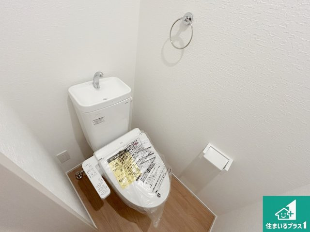 堺市北区長曽根町　第5期　新築一戸建てのトイレ|1・2階の2ヶ所にあるので、朝の忙しい時間の順番待ちもなく、深夜の利用にも大変便利です。