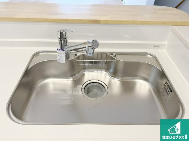 堺市北区長曽根町　第5期　新築一戸建ての設備|蛇口の先端に浄水器を内蔵しています！原水と浄水、お湯と冷水、シャワーの切替えがワンタッチなので用途によって使い分けられます。