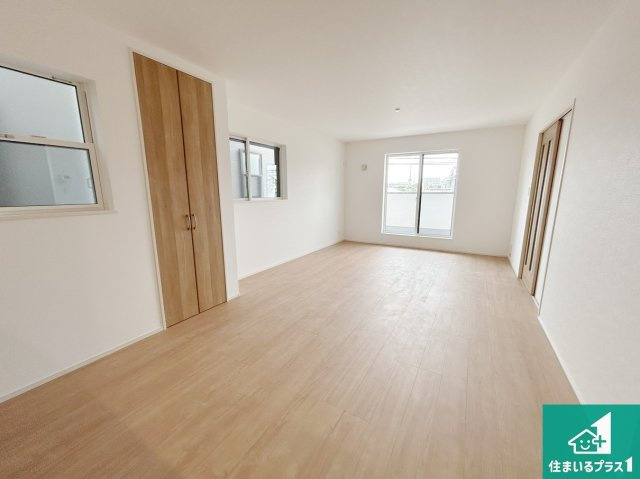 堺市北区長曽根町　第5期　新築一戸建ての居間・リビング|日当たり良好の明るいリビングで朝の目覚めもスッキリできそう！対面キッチンでご家族のコミュニケーションも自然と増える設計！小さなお子様が遊ぶスペースを作っても広々とくつろげるLDK！