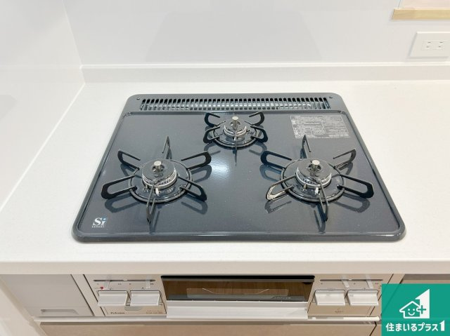 堺市北区長曽根町　第5期　新築一戸建ての設備|ダブル高火力Ｓｉセンサー付きコンロ！３口あるので、まとめて料理をする時も大活躍！