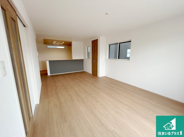 堺市北区長曽根町　第5期　新築一戸建ての居間・リビング|子供を見守りながらお料理が出来るため家族のコミュニケーションか増えます♪スペースが広く確保されている為お子様が大きくなったときは一緒に料理を楽しめます♪