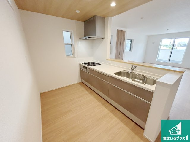 堺市北区長曽根町　第5期　新築一戸建てのキッチン|リビングと統一感があり、使い勝手のいいキッチン。広々としているので、二人並んで作業が出来ちゃいます。お子様と一緒に色々なお料理に挑戦できるスペースがあります。