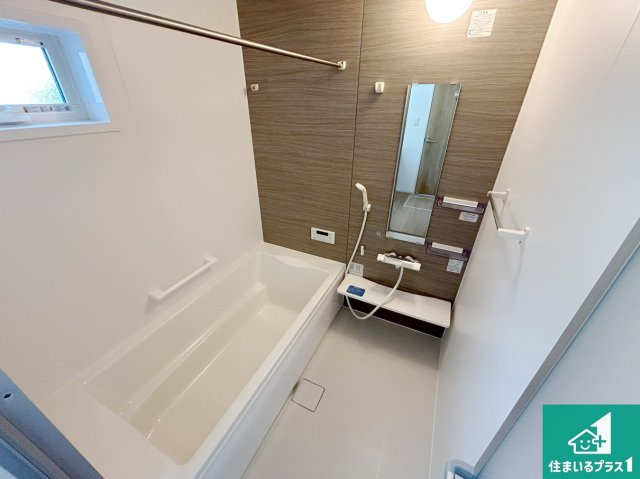 堺市北区長曽根町　第5期　新築一戸建ての浴室|足をゆったり伸ばして寛げる浴槽です。窓が設けられていますので差し込む光が明るく穏やかな雰囲気にしてくれます♪浴室乾燥機も設置しているので、雨の日の洗濯物も安心です♪