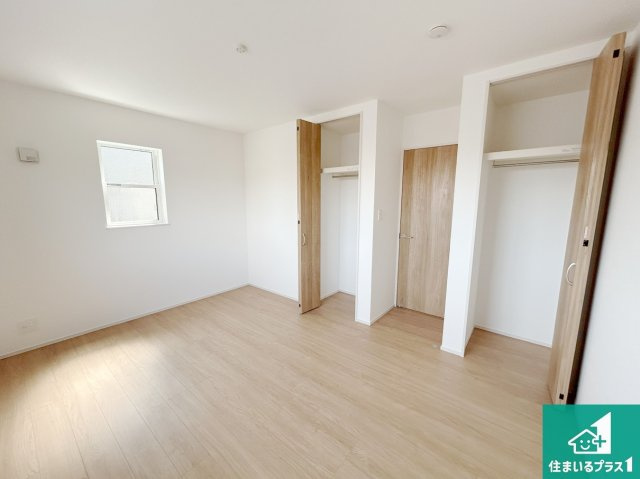 堺市北区長曽根町　第5期　新築一戸建ての洋室|寝室は心地よい眠りについてもらいたくて、シンプルかつ開放的な空間な設計にしています！大きな窓から差し込む日が心地いいです♪