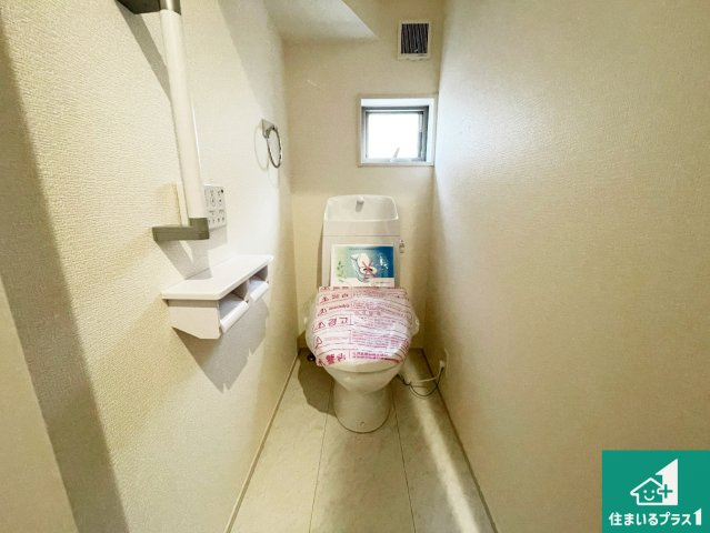 京都市北区鷹峯南鷹峯町　新築一戸建てのトイレ|1・2階の2ヶ所にあるので、朝の忙しい時間の順番待ちもなく、深夜の利用にも大変便利です。