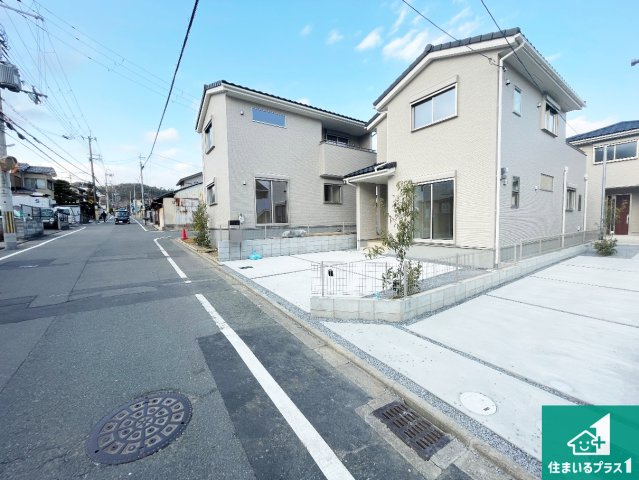 京都市北区鷹峯南鷹峯町　新築一戸建ての前面道路含む現地写真|周辺は閑静な住宅街！前面道路広々で車の出し入れも便利です。駐車が苦手な方でも安心して車庫入れできます！
